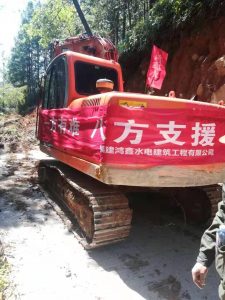 ”一方有难，八方支援“，工作人员正在加班加点工作，尽量在最短的时间内把道路抢通车。